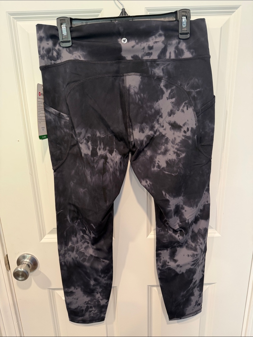High-Rise Tie-Dye Leggings in Black & Gray - Active Fit - Picture 4 of 4